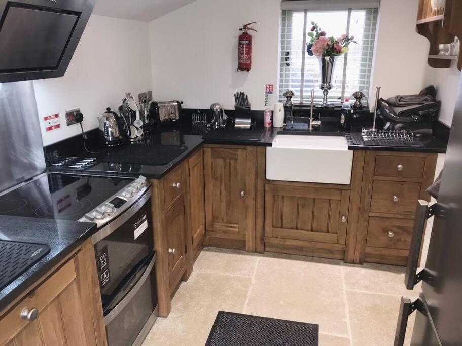 Chic 2 Bed Peak District Cottage Barn Near Alton Towers, Polar Bears, Chatsworth House Leek Luaran gambar